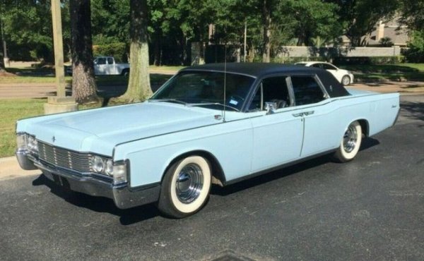Lincoln Continental

Прочутият кабриолет от моделната 1968 година участва само в един, но доста забавен епизод във филма с Брус Лий (в ролята Майк Мо) и дори получава своеобразен &quot;автограф&quot; от легендата.