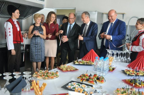 Министърът на образованието и науката Красимир Вълчев проведе работна среща с учители от община Поморие. Вълчев, заедно с кмета на община Поморие Иван Алексиев, бяха в професионалната гимназия по туризъм "Алеко Константинов", където откриха и разгледаха новата зала за обучение. Снимка: БТА