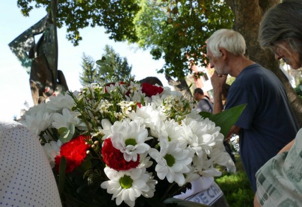 Пред паметника "Свидетелят" в Пловдив бе почетена паметта на жертвите на комунистическия режим след 9 септември 1944 година. Организатор на проявата е Съюза на репресираните от комунистическия режим. Снимка: БТА
