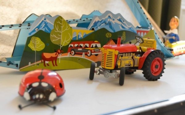Изложбата "Mini Wonders - чешката играчка вчера и днес" бе открита днес в Русенския исторически музей. Експозицията представя дизайна на чешката детска играчка през последните 100 години. Чехия е една от страните, водещи в дизайна на детски игрчки. Снимка: БТА