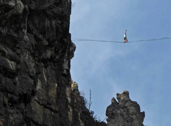 Мъж прави екстремно ходене по въже на огромна височина над Лакатнишките скали в Искърското дефиле. Снимка: БТА
