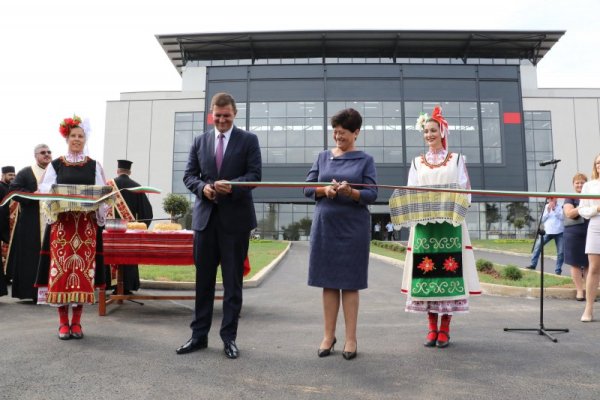 Областният управител Станислав Дечев и кметът Мария Киркова прерязаха лентата на реновирания спортен комплекс "Хеброс" в Харманли". След официалната част се изигра демонстративна волейболна среща в новата зала. Програмата включва и детски турнир в памет на Сава Савов, първият треньор на Христо Стоичков. Снимка: Булфото