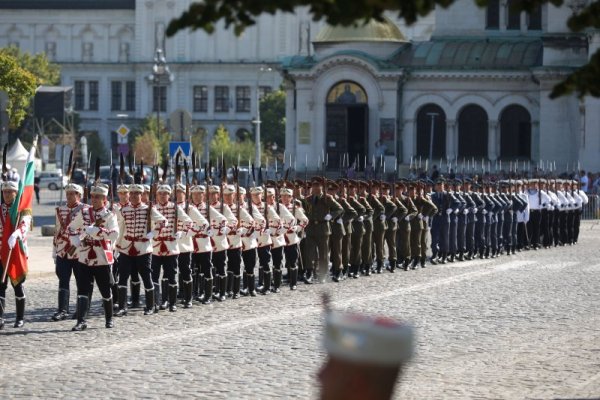 Православната църква почита днес мъчениците Вяра, Надежда и Любов и майка им София. Денят е и празник на столицата. На официална церемония пред църквата &quot;Света София&quot; беше отслужен водосвет и беше издигнато знамето на града. Снимка: Снимка: Димитър Кьосемарлиев, Dnes.bg