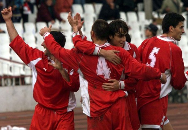 Не всичко обаче върви по мед и масло за младия нападател. Той се превръща в грешник за "червените" фенове след едно от най-запомнящите се вечни дербита в началото на века. На 13 май 2000 година 19-годишният млад нападател изпуска няколко добри положения за гол във вратата на Левски, най-фрапантното от които е в последната минута сам срещу Димитър Иванков при резултат 0:0. Минута по-късно Георги Иванов-Гонзо вкарва историческия си кървав гол, с който "сините" печелят с 1:0 в последната минута. Димитър Бербатов пък напуска стадиона със сълзи на очи, след като е обявен за големия грешник от привържениците на ЦСКА. Малко след това той подписва с Байер Леверкузен, където преминава от зимата на 2001 година. Снимка: Reuters