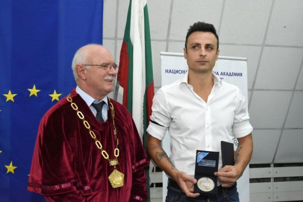 През септември 2018 година Димитър Бербатов получава бакалавърската си диплома по специалността "Спортен мениджмънт" в НСА "Васил Левски". Снимка: Булфото