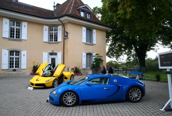 Синьо Bugatti Veyron EB 16.4 Coupe и жълто Ferrari LaFerrari
Снимка: Reuters