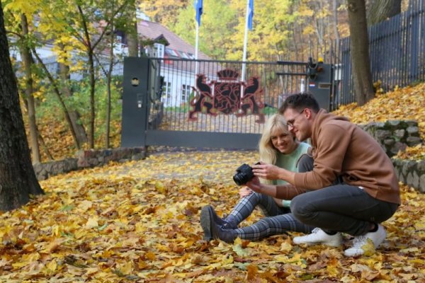 Двойка се снима сред есенен пейзаж във Вилнюс. Снимка: БТА