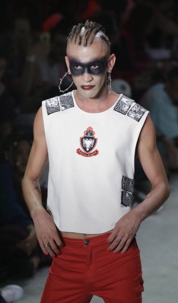 Модел дефилира по време на модно ревю в бразилския град Сао Пауло. Снимка: БТА