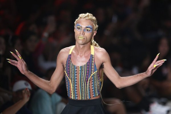 Още ексцентрична мода от Сао Пауло. Снимка: БТА