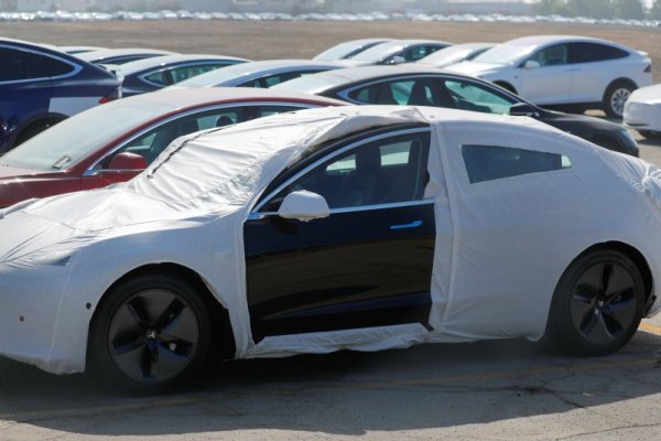 Не са екологично чисти

Да, моделите на Tesla имат нулеви емисии, но изобщо не са екологични. Проблемът е, че за да произвеждат батериите за едно превозно средство на Tesla, фабриките замърсяват въздуха толкова, колкото конвенционален автомобил за осем години. Това означава, че популярността на моделите на Tesla може да съсипе околната ни среда, а не да я запази.