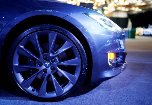 Няма резервна гума

Автомобилите на Tesla се предлагат без резервна гума. Това означава, че ако спукате гума насред нищото, няма какво да направите. Повечето потребители на нова кола смятат, че трябва да получат резервна гума или поне система за авариен ремонт. В Tesla обаче са на различно мнение по въпроса.