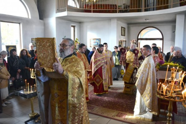 Много миряни почетоха великомъченик Мина в църквата, носеща неговото име, в най-многолюдния жилищен комплекс &quot;Дъбника&quot; във Враца. Светецът е покровител на семейството, на всички народни лечители, войни, както и на хората, поели на дълъг път. Снимка: БТА
&nbsp;