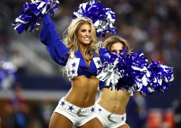 Мажоретки на Далас Каубойс в действие по време на мач от НФЛ на САЩ. Снимка: Reuters