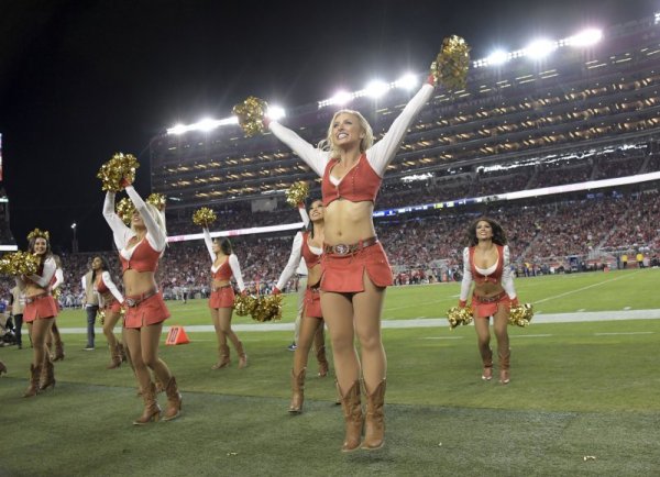 Мажоретки на Сан Франциско Фортинайнърс забавляват публиката на отбора по време на мача от НФЛ срещу Сиатъл Сийхоукс. Снимка: Reuters