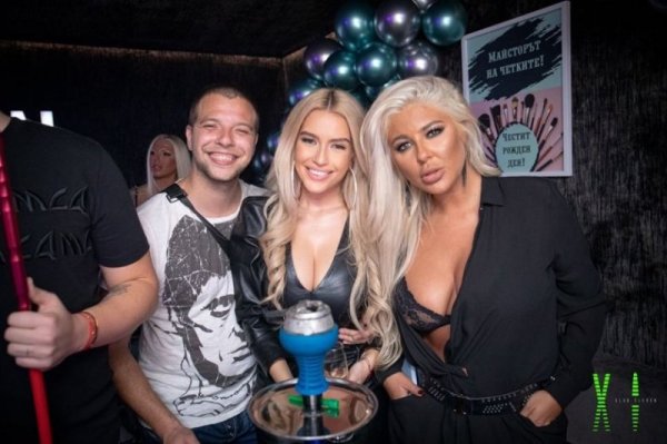 Андреа на събитие - нищо общо със снимките й в Instagram. Снимка: Клуб Илевън
