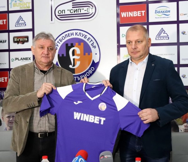 На пресконференция бе представен новият старши треньор на "Етър" Велико Търново Петко Петков. Председателят на управителния съвет Георги Камарашев връчи фланелка и шалче на новия наставник. Снимка: БТА