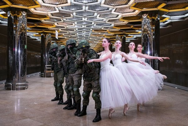 Снимка, разпространена от Руското министерство на отбраната, показва спецчасти и балерини в руския град Екатерининбург. Кадрите са пуснати по повод Международния ден на жената, който е голям празник в Русия. Снимка: БТА