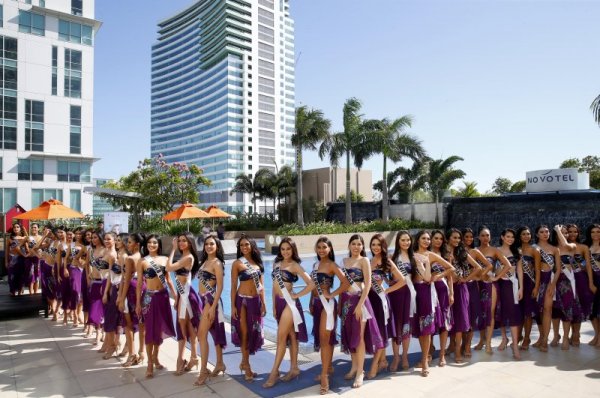 Кандидатки за титлата "Мис Филипини" позират пред басейн на хотел в Манила. Снимка: БТА