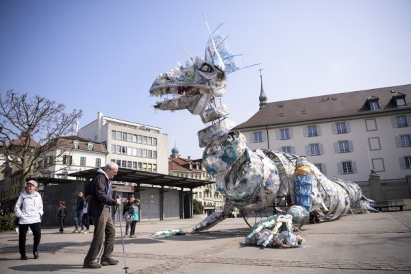 Чудовище от отпадъци, събрани от морето и плажовете, е издигнато на площад в германския град Фрайбург. Акцията е на "Greenpeace" и цели намаляването на използването на торбичките за еднократна употреба и по-малко отпадъци във водите. Снимка: БТА