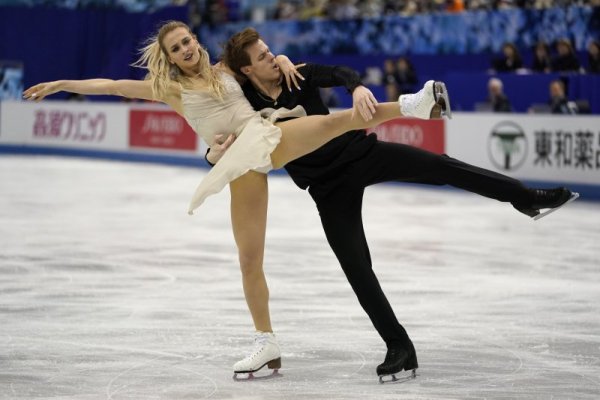 Руските фигуристи Виктория Синитсина и Никита Катцалапов представят своя танц при танцовите двойки по време на отборното световно първенство по фигурно пързаляне. Снимка: БТА