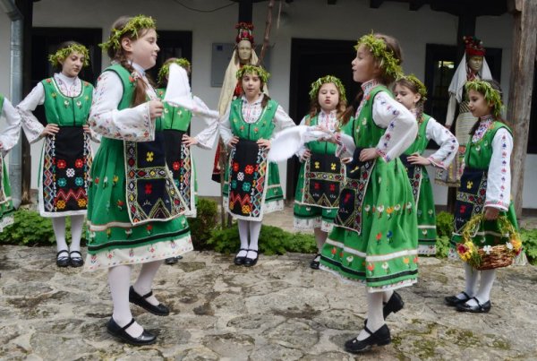 Възстановка на обичая "Лазаруване" направиха в двора на Етнографска къща &ndash; музей Добрич възпитаници на Клуб "Златна ябълка" към училище "Св. Климент Охридски". Снимка: БТА