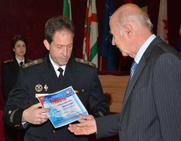 В Щаба на Военноморските сили бяха връчени традиционните годишни награди на редакцията на списание &ldquo;Клуб Океан&rdquo; за най-добър корабен екипаж, офицер, старшина, матрос и цивилен служител от ВМС. Капитан I ранг Камен Кукуров беше награден за Офицер на 2019-а година. Снимка: БТА
&nbsp;