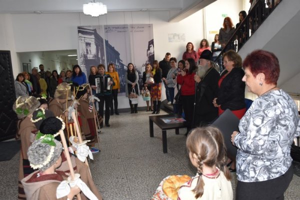 Малки коледари посетиха тази сутрин Община Ловеч и изпълниха поредица от коледни песни и наричания. Групата беше съставена от ученици от частното начално училище "Св. Седмочисленици" в Ловеч и се предвождаше от Ловчанския митрополит Гавриил. Снимка:  Община Ловеч