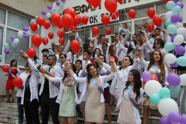С много емоции, народни хора и ръченици бяха изпратени абитуриентите от випуск 2019 на средно училище "Стефан Караджа" в Каварна. Снимка: БТА