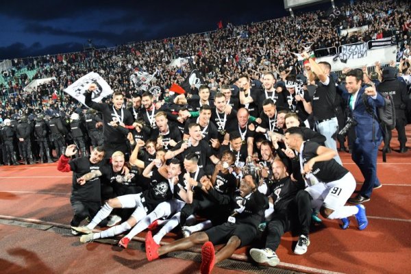 Локомотив Пловдив спечели Купата на България по футбол. "Смърфовете" надвиха с 1:0 вечния съперник Ботев (Пловдив) в най-важния мач в историята на пловдивското дерби. Снимка: Булфото