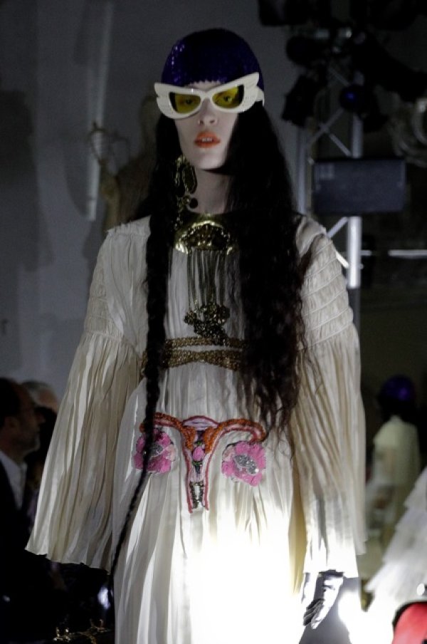 Модел дефилира по време на модно ревю на "Гучи" в италианската столица Рим. Снимка: БТА