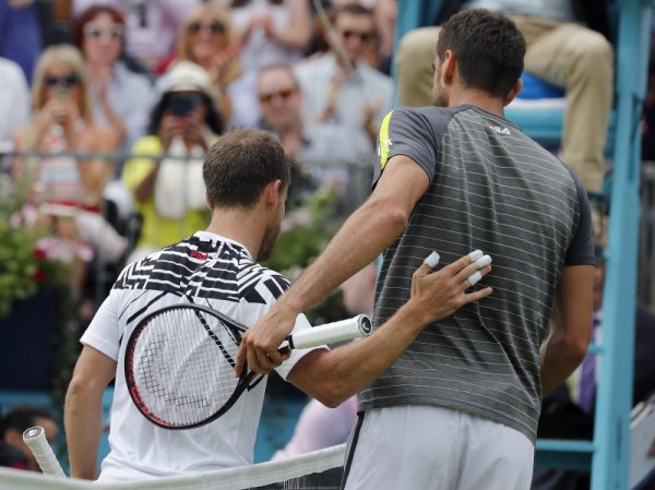 Марин Чилич и Диего Шварцман се поздравяват след края на мача между двамата от турнира на трева "Куинс Клуб" в Лондон. Снимка: БТА