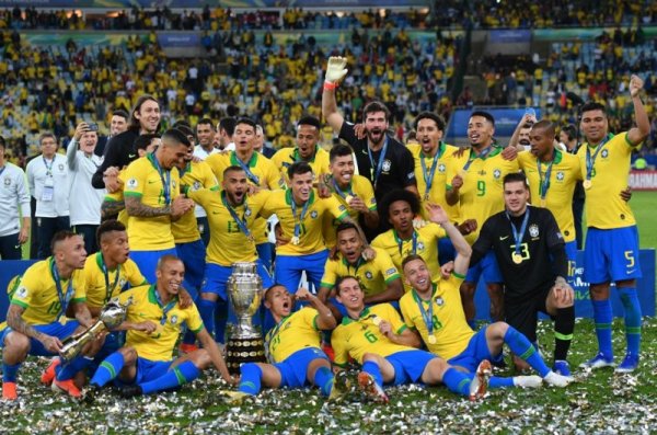 Футболистите от националния отбор на Бразилия по футбол празнуват спечелването на турнира Копа Америка. "Селесао" победи с 3:1 на финала Перу и спечели първенството, което се проведе в Бразилия. Снимка: БТА