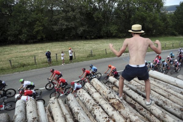 Колоритен фен на колоезденето приветства своите любимци по време на поредния етап от "Тур дьо Франс". Снимка: БТА