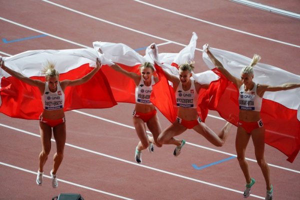 Атлетките на Полша празнуват спечелването на сребърния медал в щафетата 4х400 по време на последния ден от световното първенство по лека атлетика в Доха, Катар. Снимка: БТА