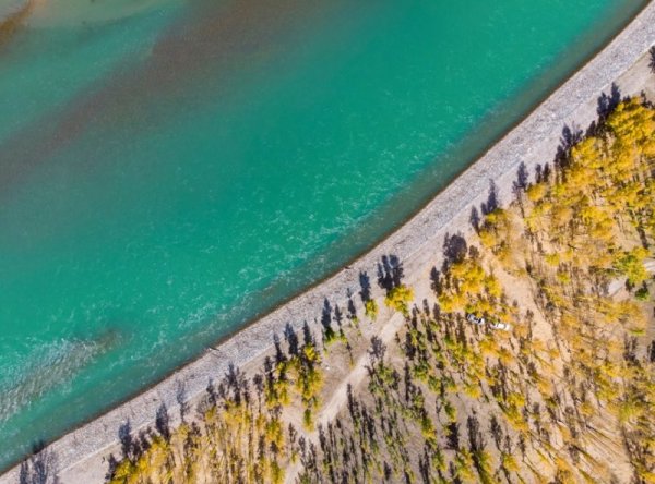 Красива есенна гледка от планински масив в китайския автономен регион Тибет. Снимка: БТА