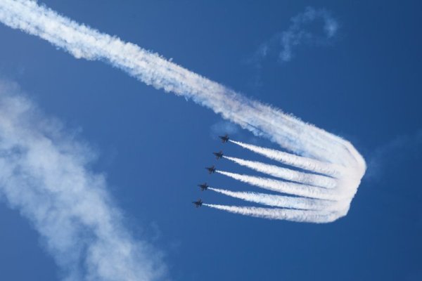 Американски изтребители правят ефектни фигури по време на авиошоу над щата Тексас. Снимка: БТА