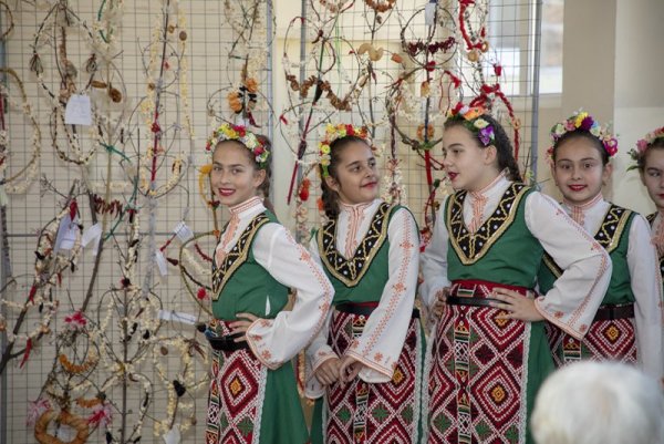 Наградиха най-добрите участници в конкурса "Сурва, весела година" в Стара Загора. Това стана на тържествена церемония в залата на Центъра за подкрепа за личностно развитие. За участие са получени над 150 сурвачки и 108 рисунки от над 20 училища и детски градини от Община Стара Загора. Снимка: Община Стара Загора