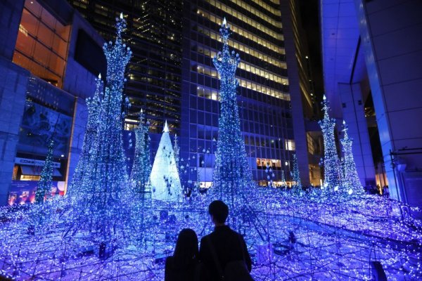 Влюбена двойка се забавлява на запалените коледни светлини в японската столица Токио. Снимка: БТА