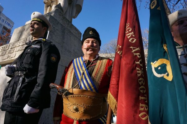 Варненци се поклониха пред делото на един от най-големите ни национални герои &ndash; Капитан Петко Войвода. През 2011 Капитан Петко Войвода бе посмъртно удостоен със званието "Почетен гражданин на Варна&ldquo;. Снимка: Булфото