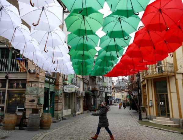 Интересна арт-инсталация бе поставена на една от уличките на артистичния квартал "Капана" в Пловдив за коледните празници. 60 разноцветни чадъра с площ от 60 квадратни метра, бяха подредени с цветовете на националното знаме. Снимка: БТА