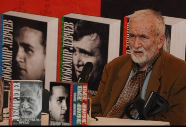 Българският поет Любомир Левчев почина на 25 септември на 84 години. Носител на редица награди у нас и в чужбина. Депутат в VI, VII, VIII и&nbsp; IX Народно събрание. 58 негови книги са преведени в 36 страни. Автор на три романа и на сценарии за филмите &quot;Мълчаливите пътеки&quot;, &quot;Гибелта на Александър Велики&quot; и &quot;Сладко и горчиво&quot;. От 1972 до 1975 г. е заместник-председател на НС на ОФ. По-късно е първи заместник-председател на Комитета за култура. Председател на Съюза на българските писатели от 1979 до 1988 г. Левчев е част от близкото обкръжение на Тодор Живков. Снимка: Булфото