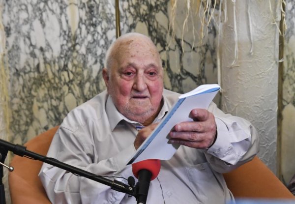 Димитър Симеонов, известен и с прякора си &quot;Мончо&quot;, е български саксофонист, цигулар, диригент, композитор, аранжор, първият преподавател по саксофон в Консерваторията, автор на учебни помагала по специалността. Свири в най-различни нашумели формации, работи в Сирия и Ливан. Основава оркестър &quot;София&quot;, където е диригент в продължение на 20 години. Има издадени седем учебни школи по саксофон. Симеонов лети в злополучния самолет на 21 декември 1971 г., който се разбива на летището в София и в който загива Паша Христова. Той е сред малкото оцелели. През юни 2018 г. музикантът представи своята автобиографична книга &quot;Живея за музиката. Автобиографията на един джазмен&quot;. Почина на 2 януари 2019 г. в София. Снимка: Булфото