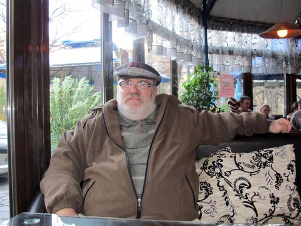 Валентин Пензов е български композитор. С негови песни са печелили български и международни награди група &quot;Импулс&quot; със солист Веселин Маринов, LZ. През 1993 г. е сред основателите на фестивала &quot;Пирин фолк Сандански&quot; и дългогодишен негов директор &ndash; до 2016 г. Там лансира няколко от най-известните ни фолкпевци като Сашка Васева, Илия Луков и др. Пише голяма част от песните на Силвия Кацарова, включени в първия и&#768; самостоятелен албум &quot;Без пари&quot;, както и шлагери за Маргарита Хранова, Силвия Кацарова и Васил Найденов (&quot;Моля се&quot;), Георги Христов, Петя Буюклиева, Нели Рангелова, дует &quot;Ритон&quot;, Кристина Димитрова и Орлин Горанов. Почина на 14 април 2019 г. Снимка: Булфото