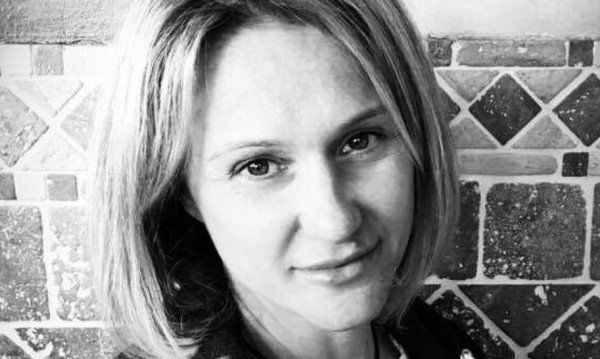 Весела Тотева почина неочаквано на 46-годишна възраст на 4 март. Работи в bTV като продуцент на &quot;Тази събота&quot; и &quot;Тази неделя&quot; и в Нова телевизия, като до последно бе продуцент на сутрешния блок &quot;Събуди се&quot;. Тя повдигна важни обществени въпроси с автобиографичната си книга &quot;Падение и спасение: изповедта на една хероинова наркоманка&quot;. Миналата година бе заснет и филм по книгата - &quot;Доза щастие&quot;. Снимка: Нова тв