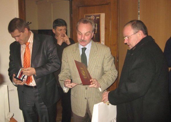 Радослав Янкулов е български спортен журналист и предприемач, генерален директор на Българското национално радио от 23 май 2013 г. до 17 май 2016 г. Оглавява частното радио &quot;Експрес&quot; през 1992 г. от самото му тръгване, а когато го напуска, става шеф на радио &quot;99&quot;. След него оглавява софийския канал на пловдивското радио &quot;Канал Ком&quot;. След това оглавява новото радио Спорт. Шеф е на пресслужбата на БФС от 2001 до 2003 г. През 2001 г. е един от учредителите на партията на Стефан Софиянски Съюз на свободните демократи. Почина на 5 май 2019 година на 66-годишна възраст. Снимка: Булфото