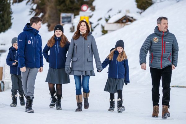 Датският принц Фредерик, неговата съпруга принцеса Мери и децата им се радват на своята  зимна почивка в швейцарски зимен курорт. Снимка: БГНЕС
&nbsp;