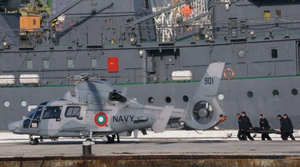 Във формированията на Военноморските сили с военни ритуали тържествено беше открита на учебната година. В Пункт за базиране Варна, след края на официалната церемония, бяха отработени показни занятия по подготовка на кораба за бой и поход, прехвърляне на леки товари и поща между кораби, развръщане на водолазен полигон и практически водолазни спускания, борба с възникнал пожар и евакуация на личен състав с използване на вертолет "Пантер" от състава на Военноморските сили. Снимка: Булфото