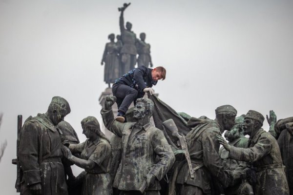 Дете се катери по Паметника на Съветската Армия в столицата. Снимка: Димитър Кьосемарлиев, Dnes.bg
