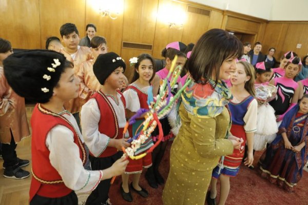 Ученици от Основно училище "Христо Ботев" в град Стамболийски отправиха в Народното събрание поздрав по случай празника "Василица". Председателят на парламента Цвета Караянчева посрещна гостите, които посетиха законодателната институция по инициатива на Центъра за междуетнически диалог и толерантност "Амалипе". Снимка: Народно събрание