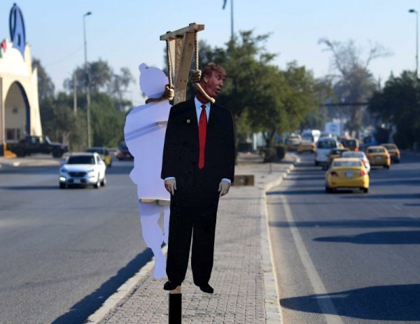 Иракчани са "обесили" тялото на американския президент Доналд Тръмп, направено от картон, на улица в Багдад. Снимка БГНЕС